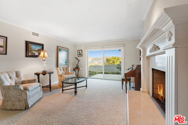 2212 Stacy Lane, Camarillo CA: https://media.crmls.org/mediaz/d507166d-e75f-4701-972d-c2941a82005c.jpg