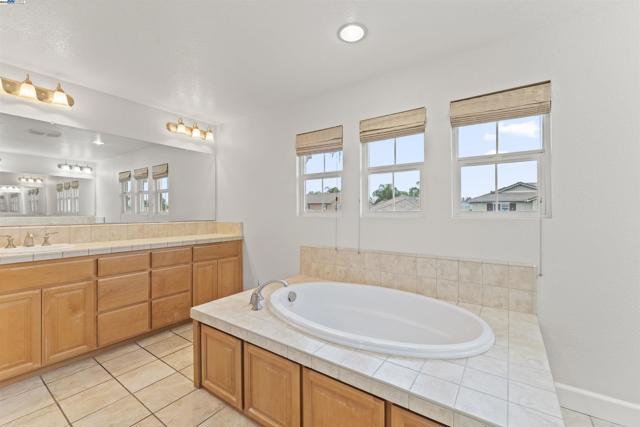 204 Daylily Ln, Patterson CA: https://media.crmls.org/mediaz/d509fe1b-bc8a-49b5-b100-334aae628a61.jpg
