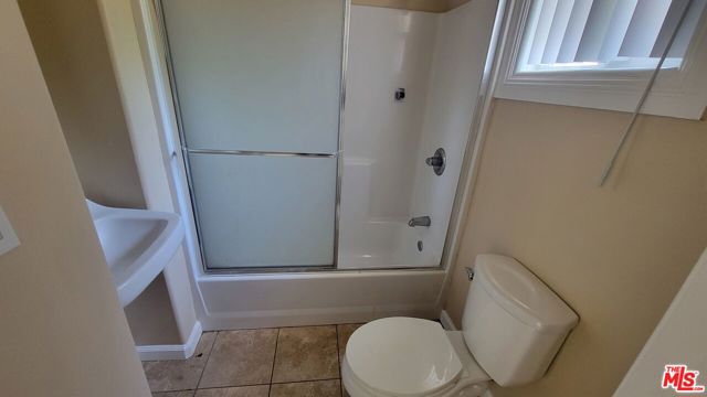 7467 N Forbes Avenue, Lake Balboa CA: https://media.crmls.org/mediaz/d50a6850-de48-48a2-a3bc-745f3e56ae4d.jpg