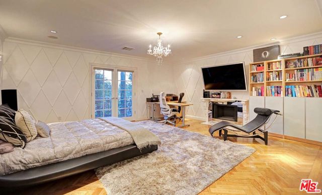 725 N Faring Road, Los Angeles CA: https://media.crmls.org/mediaz/d50b09e8-a125-4c4c-89bb-4ed18ca9f012.jpg
