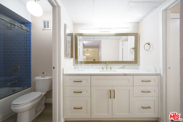 421 S La Fayette Park Place, Los Angeles CA: https://media.crmls.org/mediaz/d50c7514-d29d-4ae4-a79a-78599bdd5436.jpg