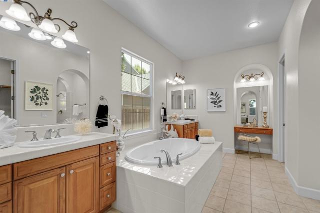 1993 Fairway Oaks Dr, Ripon CA: https://media.crmls.org/mediaz/d50cb9ba-0424-4686-b7e7-2e67d536be98.jpg