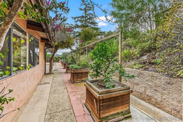 8402 Sugarman Dr, La Jolla CA: https://media.crmls.org/mediaz/d50cbd18-87b9-46f7-aef2-d43ee8ee0504.jpg
