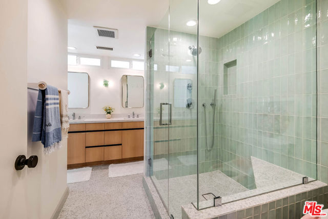 11671 Dona Alicia Place, Studio City CA: https://media.crmls.org/mediaz/d50f3418-16ef-44e5-a1cb-f23525b6683c.jpg