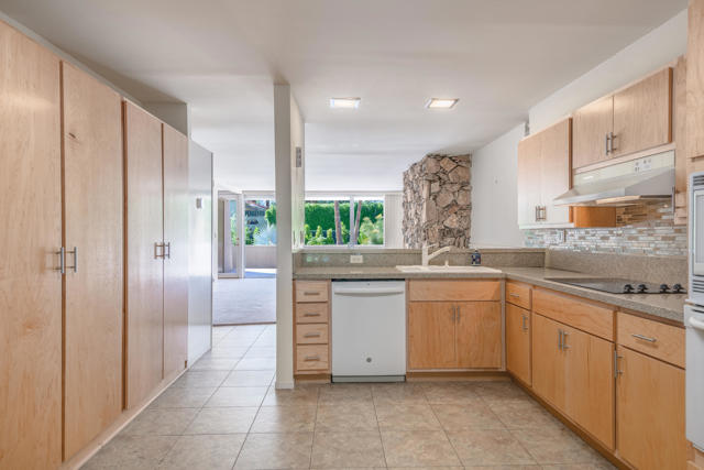 197 W Via Lola, Palm Springs CA: https://media.crmls.org/mediaz/d50f3f85-c9f7-4e67-890a-86127e6b7164.jpg