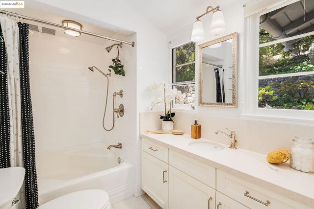 2976 Joaquin Miller Rd, Oakland CA: https://media.crmls.org/mediaz/d50f8527-daf6-4f2b-bbe6-29054dc795d9.jpg