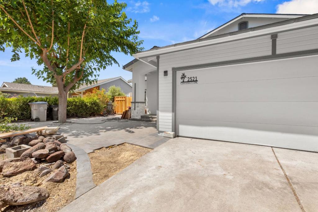 2521 Coconut Drive
