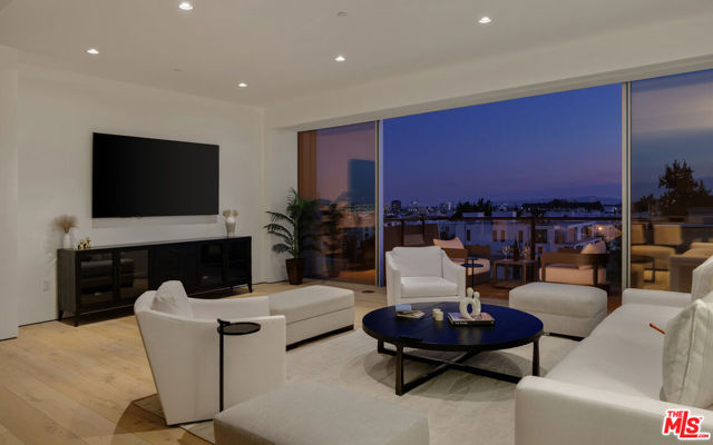 8899 Beverly Boulevard, Los Angeles CA: https://media.crmls.org/mediaz/d5103550-adeb-4f4d-841a-44c895cae168.jpg
