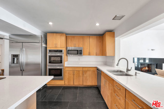 5890 Fairhaven Avenue, Woodland Hills CA: https://media.crmls.org/mediaz/d5109d9a-0209-4321-a93c-024f425b272d.jpg