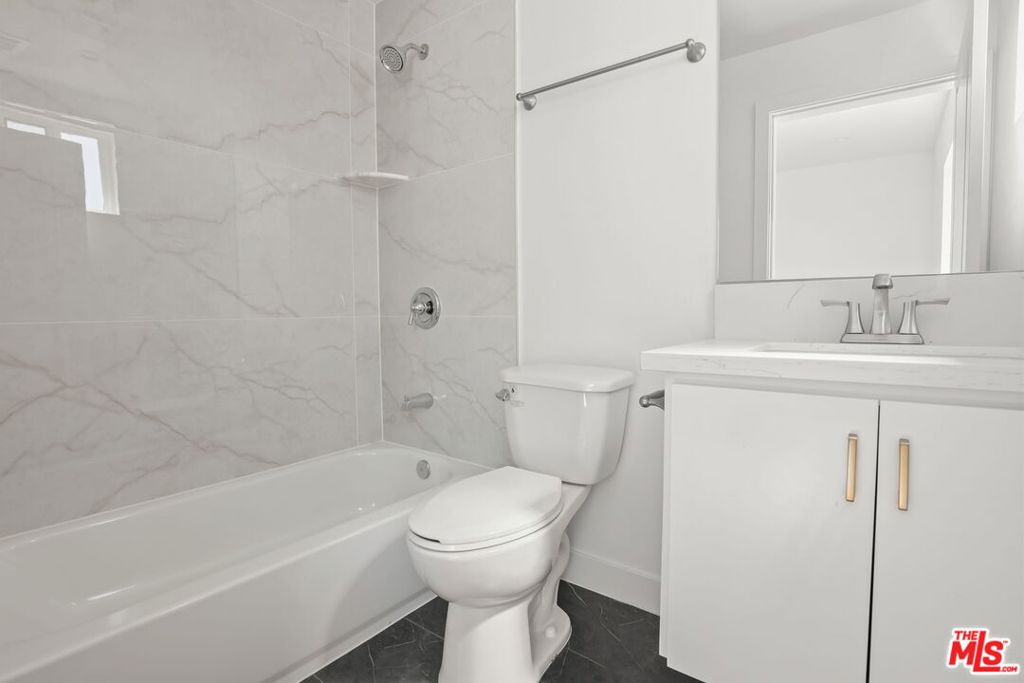 https://media.crmls.org/mediaz/d511134a-0b62-435d-aa21-0984d4b686b0.jpg?preset=X-Large