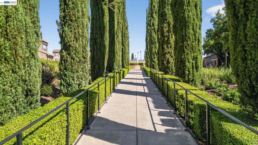 https://media.crmls.org/mediaz/d5112bf9-2e36-4166-b53a-d1d1050fca3d.jpg?preset=X-Large