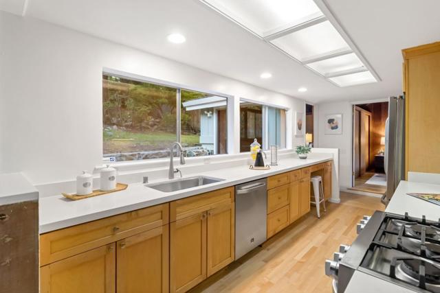 1019 Los Trancos Road, Portola Valley CA: https://media.crmls.org/mediaz/d5126a79-947f-41ee-bccb-e1bc4d16e0a5.jpg