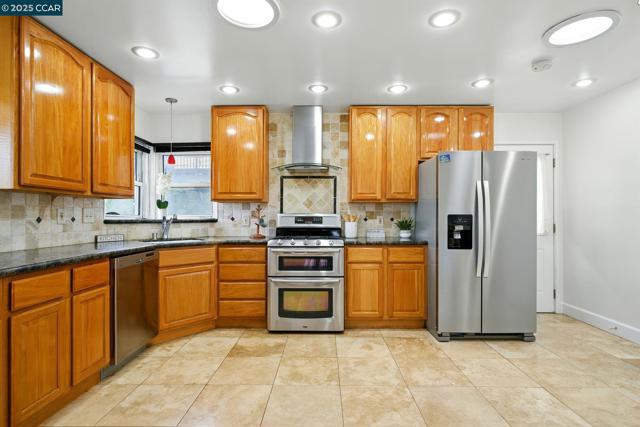 7968 Michigan Ave, Oakland CA: https://media.crmls.org/mediaz/d5127dfe-79bd-4bed-ab89-d6d86638f03a.jpg