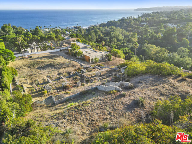 27061 Sea Vista Drive, Malibu CA: https://media.crmls.org/mediaz/d5129a0d-5a89-4998-9c6b-82f668c16f3c.jpg
