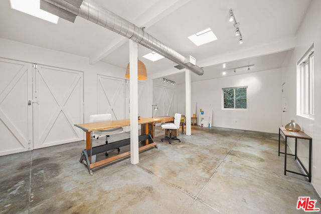 236 5th Avenue, Venice CA: https://media.crmls.org/mediaz/d513391b-cec9-4f6a-b88a-21116f903fca.jpg