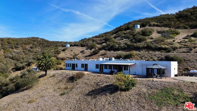 11077 Pacific View Drive, Malibu CA: https://media.crmls.org/mediaz/d51442d3-29e8-4d33-b5cd-e605b6502229.jpg