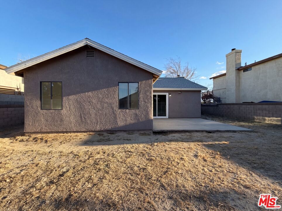 https://media.crmls.org/mediaz/d5150d60-273e-4a74-9991-689c7f257037.jpg?preset=X-Large