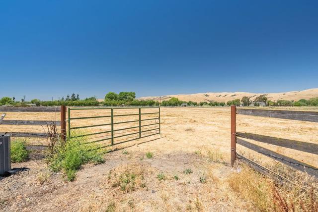 7327 Lovers Lane, Hollister CA: https://media.crmls.org/mediaz/d515a47c-c850-4703-a43d-c9330e622ff0.jpg