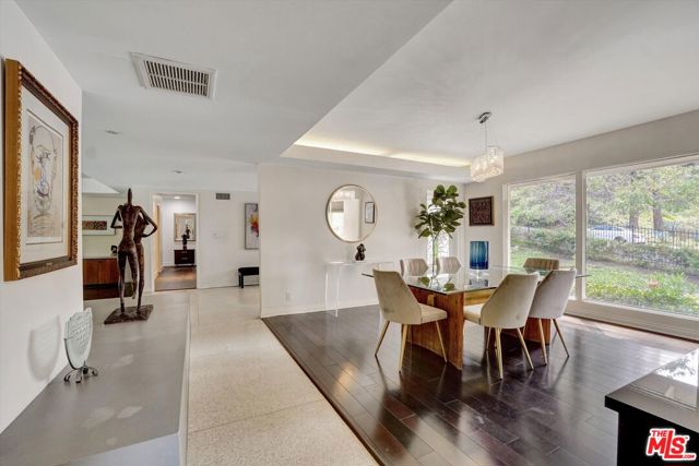 3530 Royal Woods Drive, Sherman Oaks CA: https://media.crmls.org/mediaz/d5165f05-f2db-47f9-9bc0-7bed69e906df.jpg