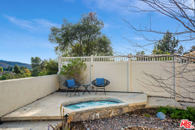 3086 Indian Mesa Drive, Thousand Oaks CA: https://media.crmls.org/mediaz/d516c5ab-2d09-4b02-87e8-902c55616e43.jpg