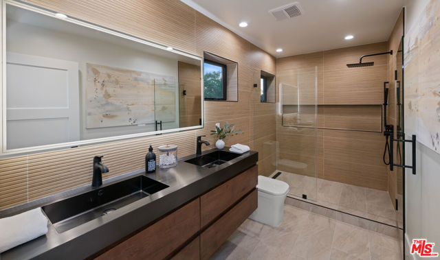3524 Maplewood Avenue, Los Angeles CA: https://media.crmls.org/mediaz/d5188336-e5eb-422c-8b32-a6c82e6380d8.jpg