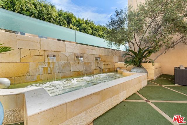 1318 Roxbury Drive, Los Angeles CA: https://media.crmls.org/mediaz/d518e43a-c7ae-4383-a9ec-705ba5b1b4c9.jpg