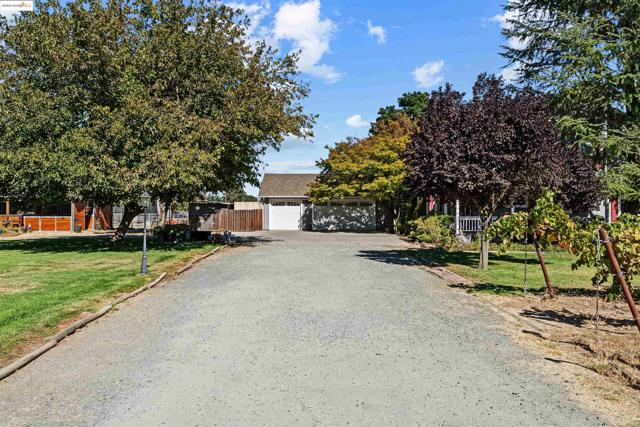 1600 Eden Plains Rd, Brentwood CA: https://media.crmls.org/mediaz/d518ed09-32cf-4ed9-bef0-29a4fc684e40.jpg