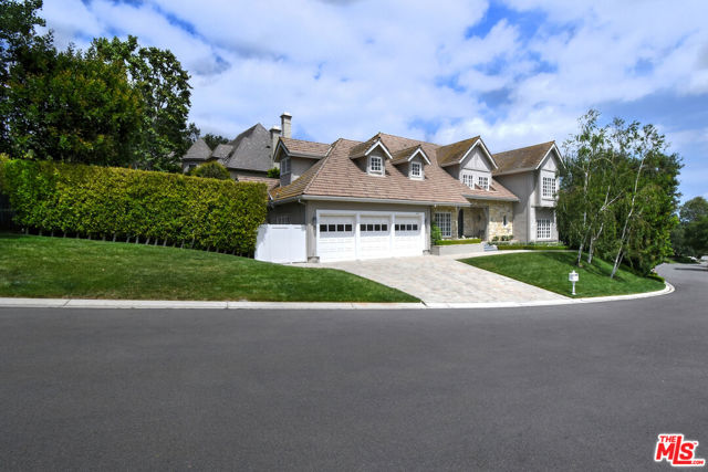 5449 S Rim Street, Thousand Oaks CA: https://media.crmls.org/mediaz/d5192934-cfe6-4f25-abd5-20f93c5b2764.jpg