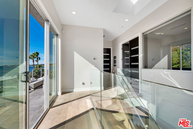 25423 Malibu Road, Malibu CA: https://media.crmls.org/mediaz/d51a9a42-f434-489a-8e1e-38fa35ed04ee.jpg