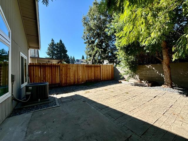 7592 Deltawind Drive, Sacramento CA: https://media.crmls.org/mediaz/d51bb624-3361-4f4a-b05b-8af26faa4e87.jpg