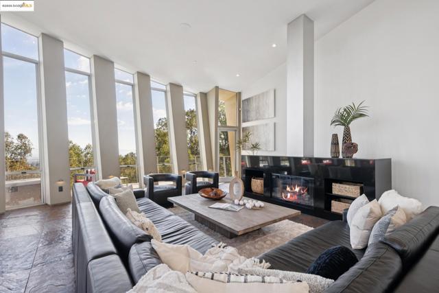 6343 Skyline Blvd, Oakland CA: https://media.crmls.org/mediaz/d51c1f8d-fdf4-4ce5-9084-6c6156d9633a.jpg