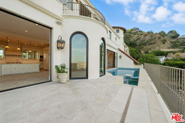 1675 Woods Drive, Los Angeles CA: https://media.crmls.org/mediaz/d51c61ce-1960-41d7-8877-1f54937d746d.jpg