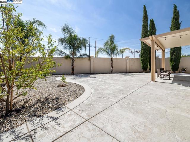 1178 Tropicana Ln, Brentwood CA: https://media.crmls.org/mediaz/d51c9dfb-3134-4eed-949e-a4af377e4298.jpg