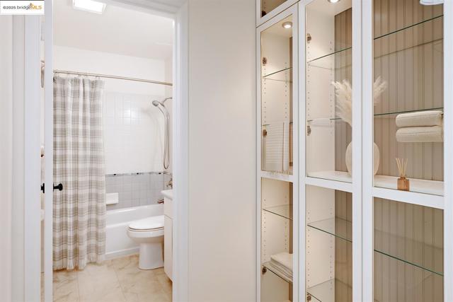 7 Commodore DR, Emeryville CA: https://media.crmls.org/mediaz/d51d8ebd-ec5d-448f-9fba-1e3c87f7f18f.jpg
