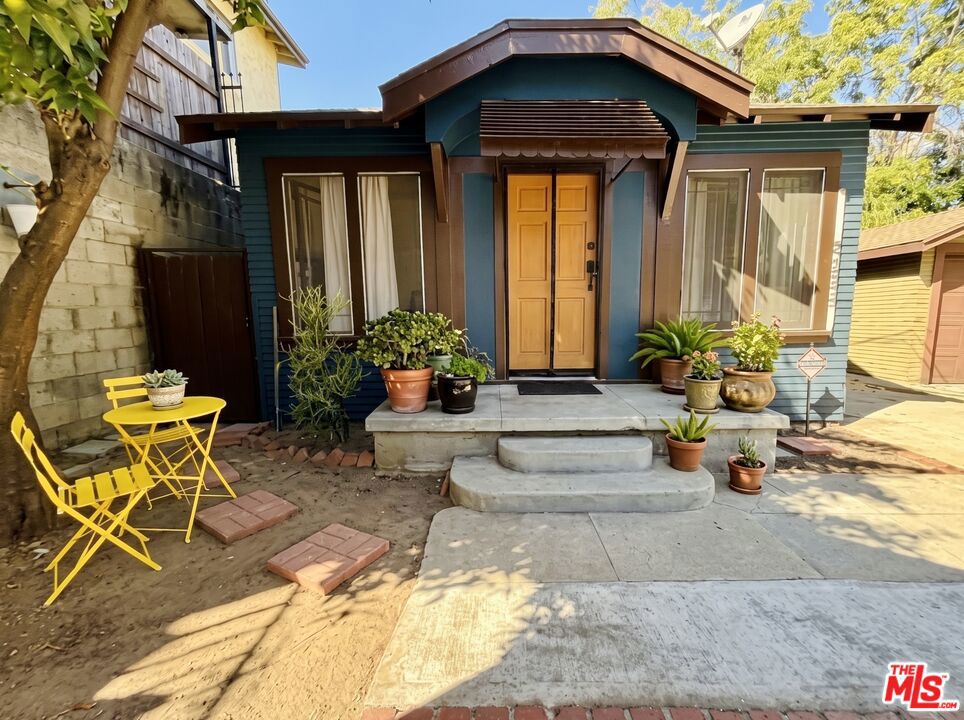2299 Glendale Boulevard — Bungalow