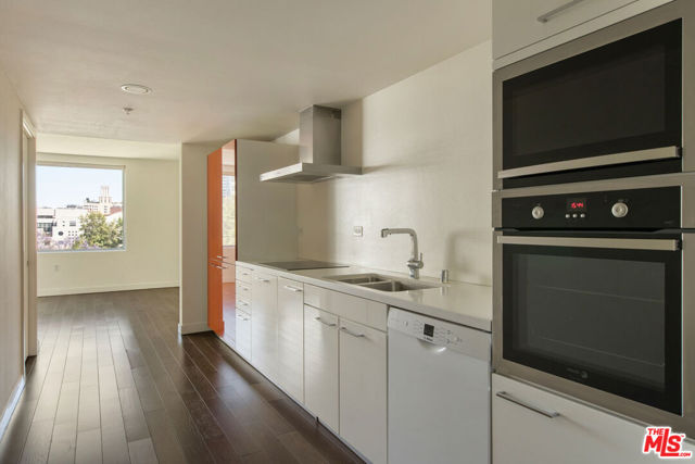 901 S Flower Street, Los Angeles CA: https://media.crmls.org/mediaz/d51e3099-f00a-43cd-a216-37dffe4d9d94.jpg