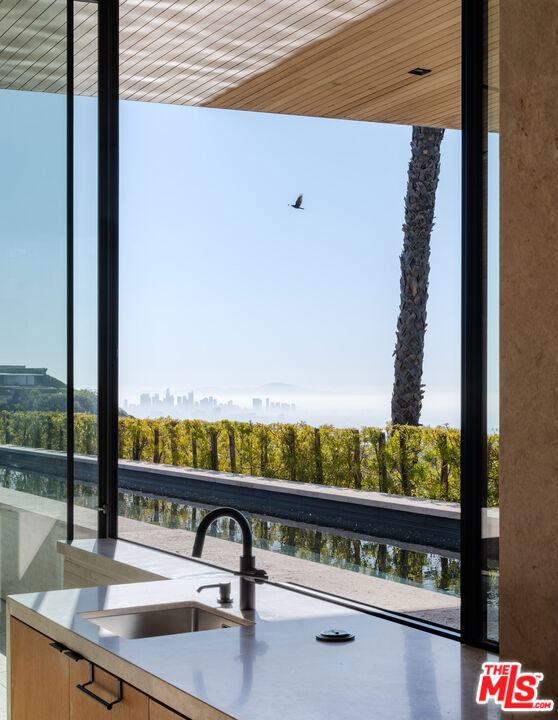 1520 Carla, Beverly Hills CA: https://media.crmls.org/mediaz/d51efcb4-6ec3-43eb-bc45-0d74382cc61d.jpg