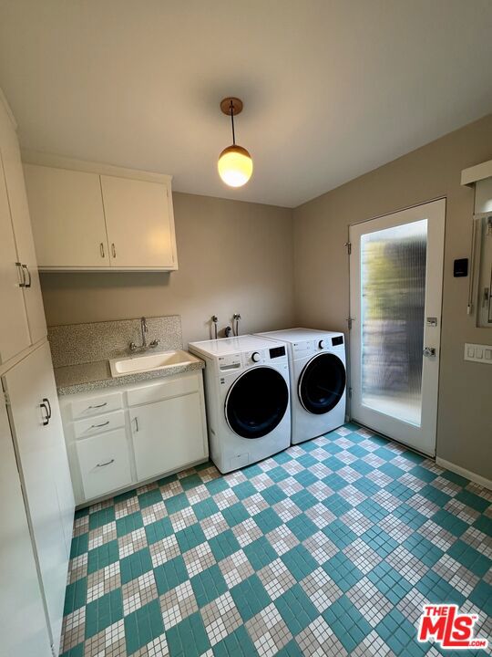 16045 Royal Mount Drive, Encino CA: https://media.crmls.org/mediaz/d51f07ed-5100-4205-a575-daccb9b286de.jpg
