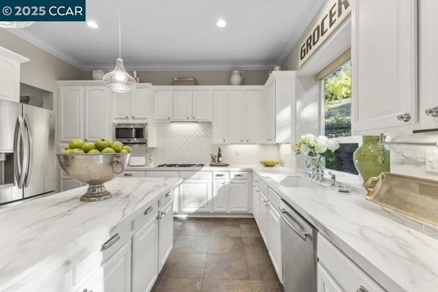 82 BEAR PLACE, Clayton CA: https://media.crmls.org/mediaz/d5218aea-73c7-469b-9377-9748b869903f.jpg