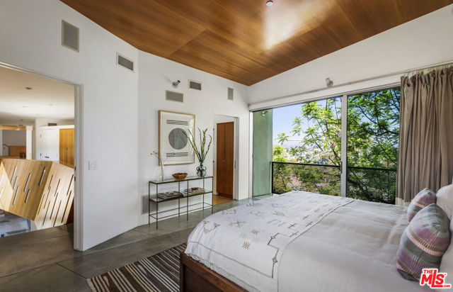 3813 Ronda Vista Place, Los Angeles CA: https://media.crmls.org/mediaz/d522883f-b804-4eae-aa3b-1bbc79e4c9f9.jpg
