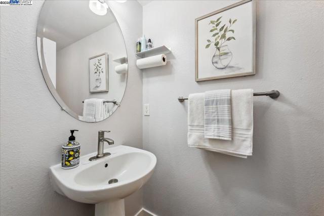 4875 Thorndike Ln, Dublin CA: https://media.crmls.org/mediaz/d5234884-e386-4402-826c-819d9f17fc13.jpg