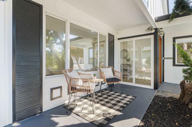 924 Magnolia Dr, Alameda CA: https://media.crmls.org/mediaz/d52371c4-1a31-474c-8929-2702cfc2180c.jpg