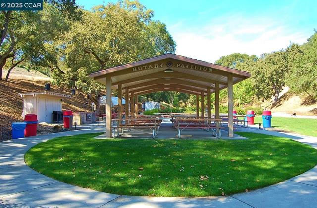 3434 Tice Creek Dr, Walnut Creek CA: https://media.crmls.org/mediaz/d523d8a1-3865-4cb0-be21-007b02672a9e.jpg