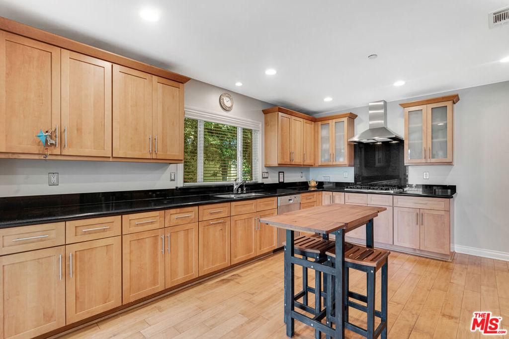 3733 Willowcrest AvenueStudio City img 16