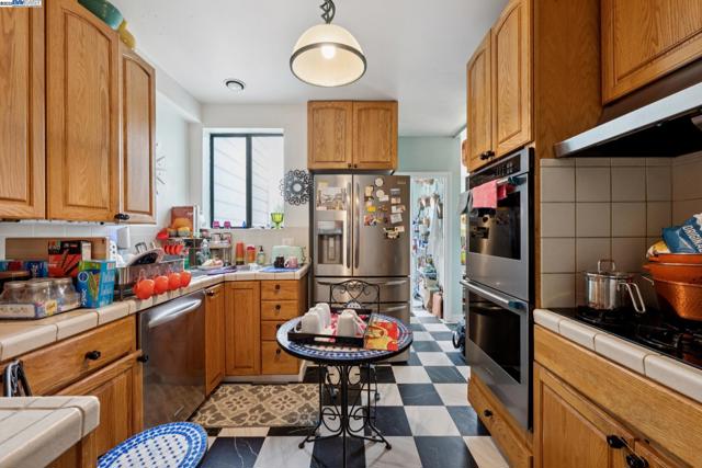 658 30Th Ave, San Francisco CA: https://media.crmls.org/mediaz/d525194d-7015-4e20-a944-d68dcf7782b6.jpg