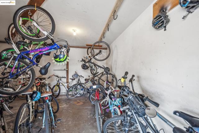 325 Kitty Hawk Rd, Alameda CA: https://media.crmls.org/mediaz/d525571c-0c64-421e-b22c-493c66cc82e4.jpg