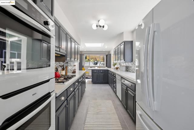 5920 Ascot Dr, Oakland CA: https://media.crmls.org/mediaz/d5255d61-b501-4906-a223-661e8416c321.jpg