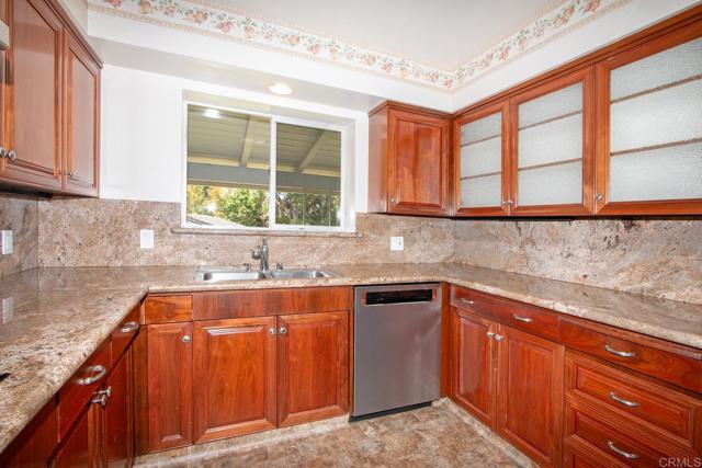 Detail Gallery Image 10 of 26 For 1124 Alta Vista Dr, Vista,  CA 92084 - 3 Beds | 2/1 Baths