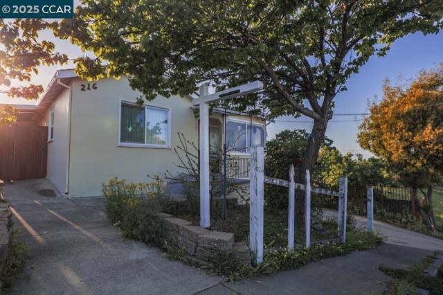 216 Suisun Ave, Rodeo CA: https://media.crmls.org/mediaz/d526534b-07c8-468c-b868-eea933dc3c6f.jpg