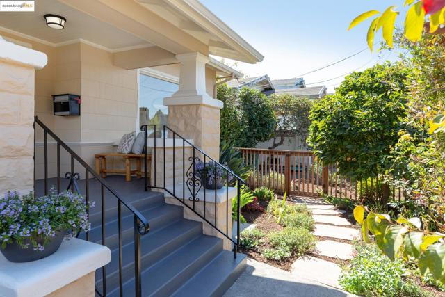 5626 Broadway, Oakland CA: https://media.crmls.org/mediaz/d526a16e-cfcb-4dc5-8c86-ff84d6a43eb0.jpg